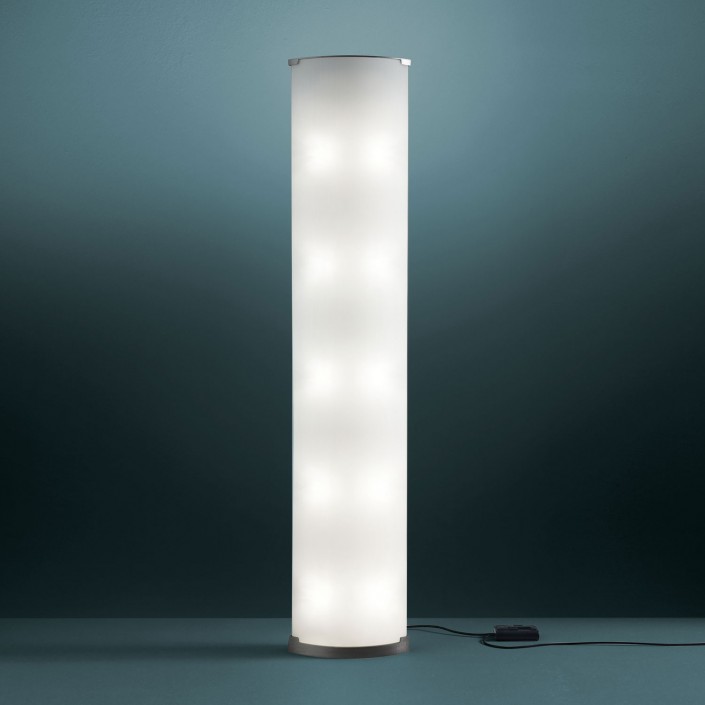 Lampadaire Pirellone Réalisé en verre moulé et courbé, sa structure elle, est en laiton nickelé satiné Fontana Arte