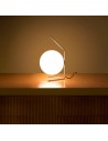 Lampe à poser IC T1 LOW laiton brossé de flos Valente Design Michael Anastassiades sur meuble