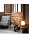 Lampe à poser IC T1 LOW laiton brossé de flos Valente Design Michael Anastassiades sur table basse