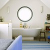 Salle de bain avec éclairage mashiko 360 Classic chrome Astro lighting - Valente Design