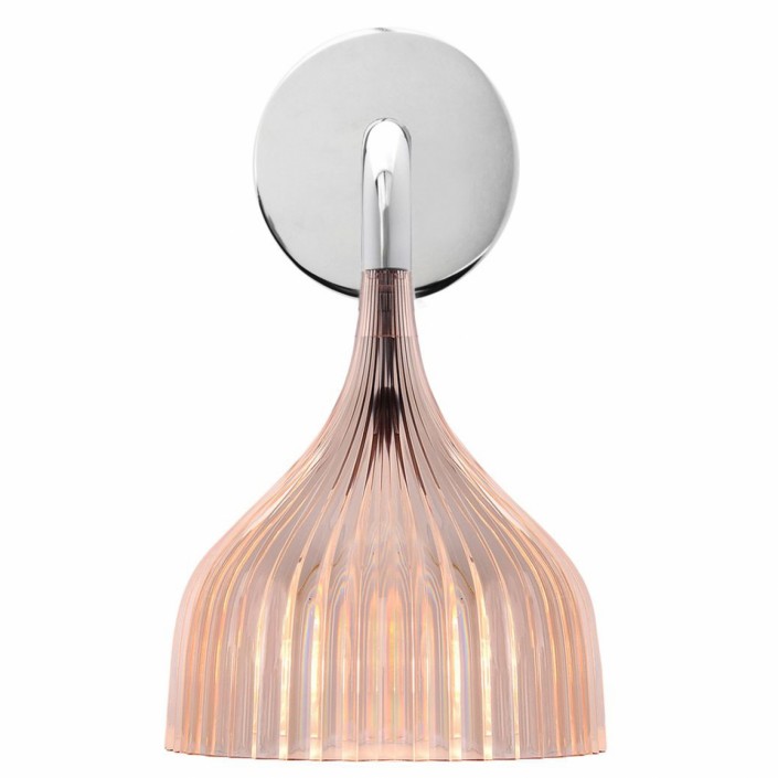 Luminaire de cuisine en applique avec abat-jour rose transparent.