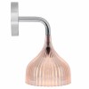 Luminaire de cuisine en applique avec abat-jour rose transparent. et tige chromée.