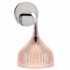 Luminaire de cuisine Kartell en applique avec abat-jour rose transparent.