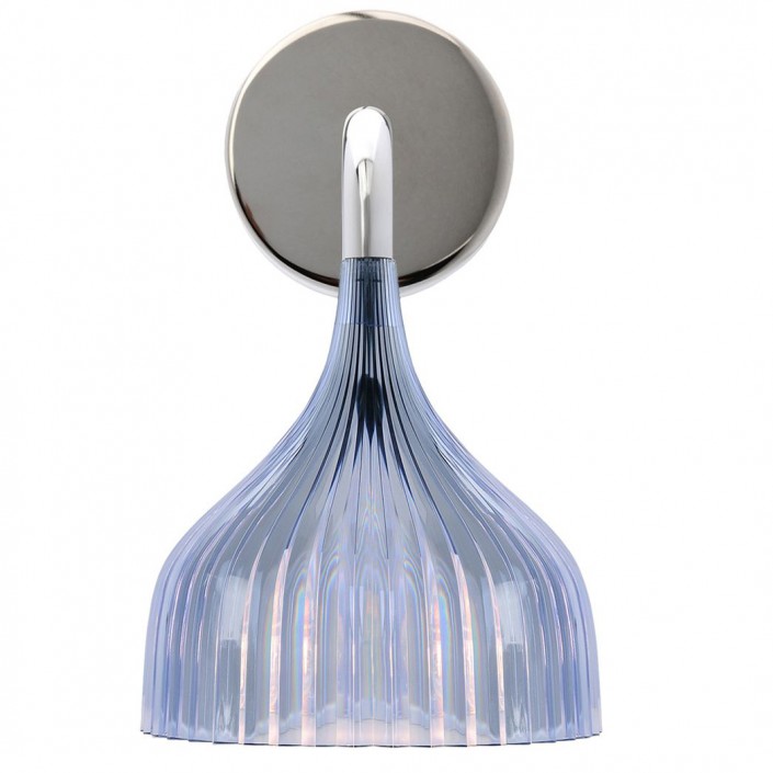 Luminaire de cuisine Kartell en applique avec abat-jour bleu transparent.