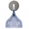 Luminaire de cuisine Kartell en applique avec abat-jour bleu transparent.