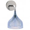 Luminaire de cuisine Kartell en applique avec abat-jour bleu transparent.