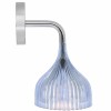 Luminaire de cuisine Kartell en applique avec abat-jour bleu transparent et tige chromée.