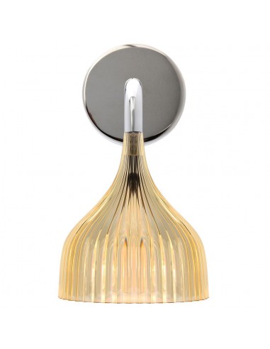 Luminaire de cuisine Kartell en applique avec abat-jour jaune transparent.