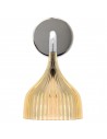 Luminaire de cuisine Kartell en applique avec abat-jour jaune transparent.