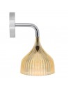 Luminaire de cuisine Kartell en applique avec abat-jour jaune transparent et tige chromée.