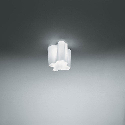 Plafonnier  Artemide Logico Simple mise en scène éclairée