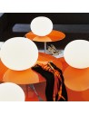 Lampe de table Glo-Ball Basic 2 mise en scène éclairé  de flos 