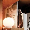 Lampe de table Mini Glo-Ball T mise en scène de flos 