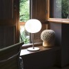 Lampe de table Glo-Ball T1 argent de Flos Valente Design Jasper Morrison mise en scène