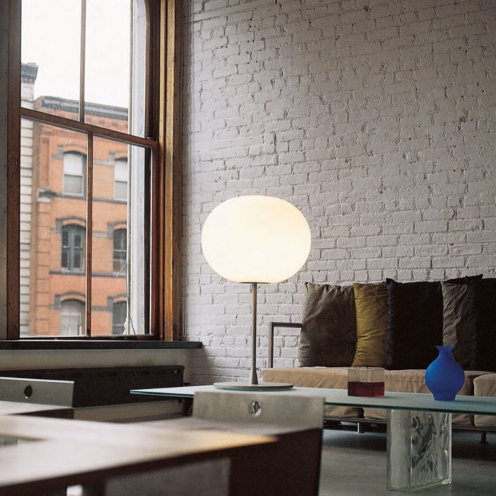 Lampe de table Glo-Ball T1 argent de Flos Valente Design Jasper Morrison sur table