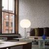 Lampe de table Glo-Ball T1 argent de Flos Valente Design Jasper Morrison sur table
