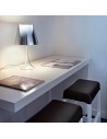 Lampe de bureau grise Miss K allumée de flos - Philippe Starck - Valente Design
