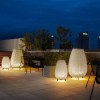 Terrasse extérieure avec luminaires extérieurs de la collection Amphora de la marque BOVER - à acheter chez Valente Design