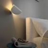 Applique IO blanche FontanaArte Valente Design - allumée en tête de lit