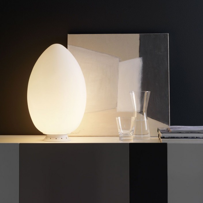 Lampe de table Uovo LED Medium allumée Fontana Arte Valente Design