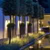Éclairage d'une allée avec les appliques murales d'extérieur Beamy de la marque Royal Botania disponible chez Valente Design