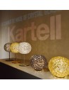 Kartell Lampe à poser PLANET mise en scène 3 coloris show room - Valente design