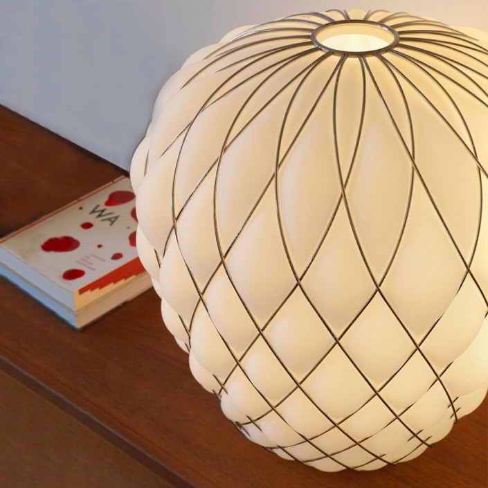 lampe de Table Pinecone cage chromée verre blanc Fontana Arte Valente Design Paola Navone sur table vue de près
