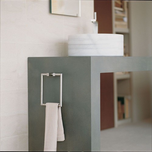 Porte serviette rond Metric chromé brillant et inox mat de la marque pomd'or