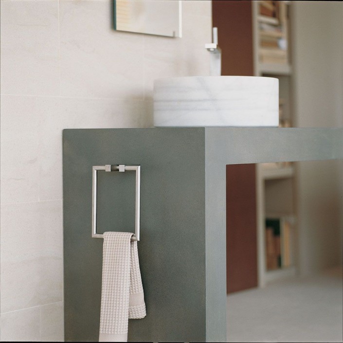 Porte serviette rond Metric chromé brillant et inox mat de la marque pomd'or