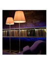Restaurant avec lampadaire Ktribe F3 abat-jour en tissu - designer Philippe Starck - marque FLOS - Valente Design