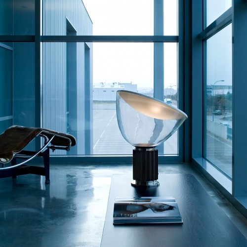 LAMPE DE TABLE TACCIA noire mise en scène allumée de flos - Valente Design