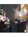 Lampe de table Taccia PMMA argent flos - Valente Design - allumée sur console