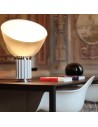 Lampe de table Taccia PMMA argent flos - Valente Design - allumée sur bureau