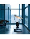 Lampe de table Taccia PMMA noire de face flos - Valente Design - mise en scène allumée