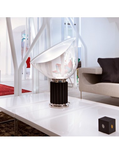 Lampe de table Taccia PMMA noire mise en scène sur table de flos - Valente Design
