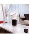 Lampe de table Taccia PMMA noire mise en scène sur table de flos - Valente Design