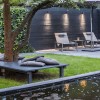 Éclairage extérieur avec les appliques murales Beamy en finition laiton de la marque Royal Botania en vente chez Valente Design