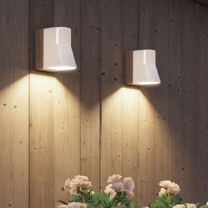 Ensemble d'appliques murales outdoor Beacon en porcelaine blanche et teck de Royal Botania en vente chez Valente Design