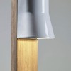 Zoom sur l'applique en porcelaine et teck de la borne Beacon version blanche pour la marque Royal Design chez Valente Design