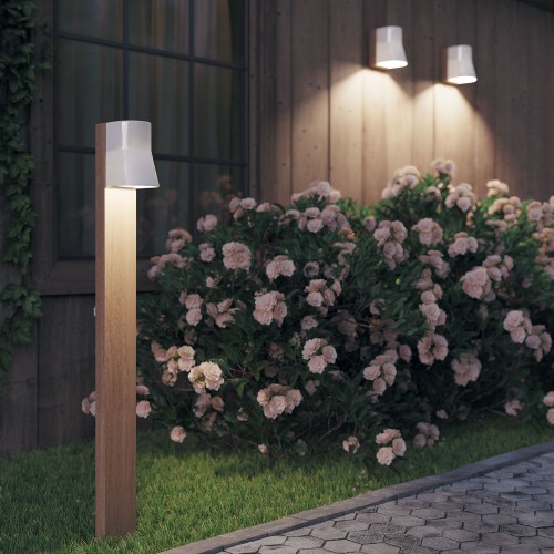 Éclairage extérieur d'une allée avec luminaires de la collection Beacon pour la marque Royal Botania chez Valente Design