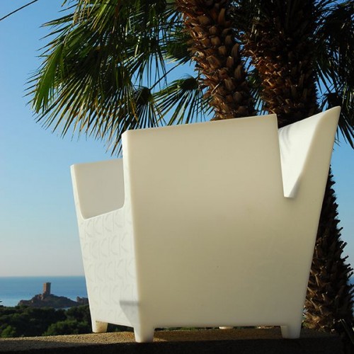 Agrémentez vos bords de piscine avec ce fauteuil Raffy pour la marque Qui Est Paul? - disponible chez Valente Design