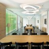 Suspension pirce blanc en scène dans un salon Artemide