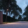 Éclairage en extérieur avec le lampadaire Parker sur piquet de la marque Royal Botania en vente chez Valente Design