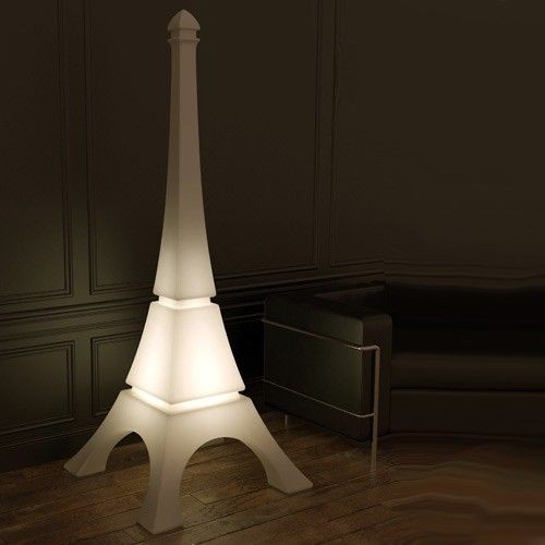 Impressionnez vos invités avec la version blanche et lumineuse de la Tour Eiffel Qui est Paul ? - disponible chez Valente Design