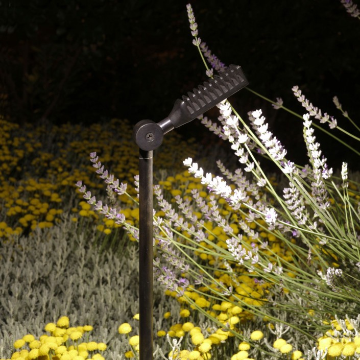 Dans la gamme des luminaires d'extérieur, retrouvez le spot Spiky sur piquet 40 cm de la marque Royal Botania - Valente Design