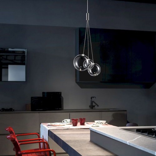 Lodes Lighting Random cristal de Studio Italia Design Valente Design au dessus d'une table