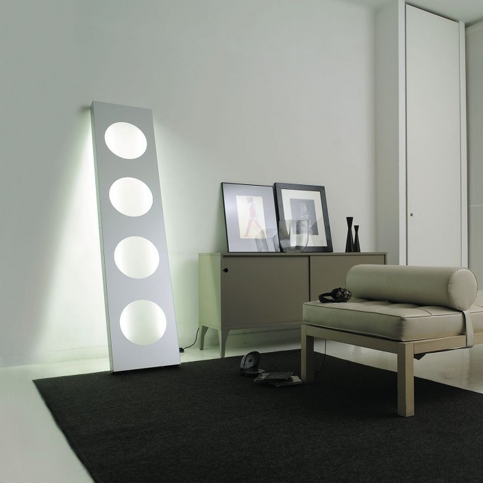 Lampadaire Dolmen aluminium mise en scène