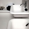 Lavabo mural Ottocento de la marque Agape dans une salle de bain- Valente Design