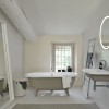 Espace bain avec le lavabo Ottocento de la marque Agape - Valente Design