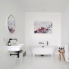 Salle de bain avec une baignoire Ottocento small de la marque Agape - Valente Design